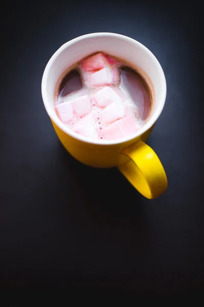 Gourmet varm chokladmjölk och marshmellows i gula cup på bla — Stockfoto