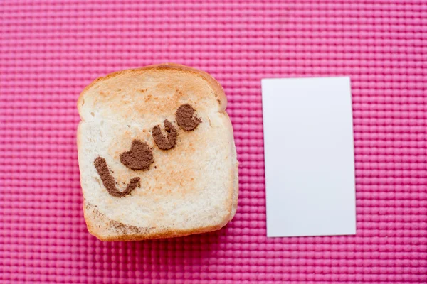Liefde bericht op brood gesneden met witte tag op roze yoga mat. V — Stockfoto