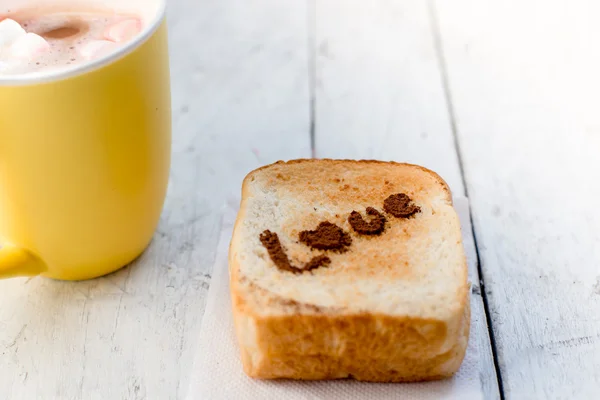 Message d'amour sur le pain tranché et chocolat tasse et marshmellows — Photo