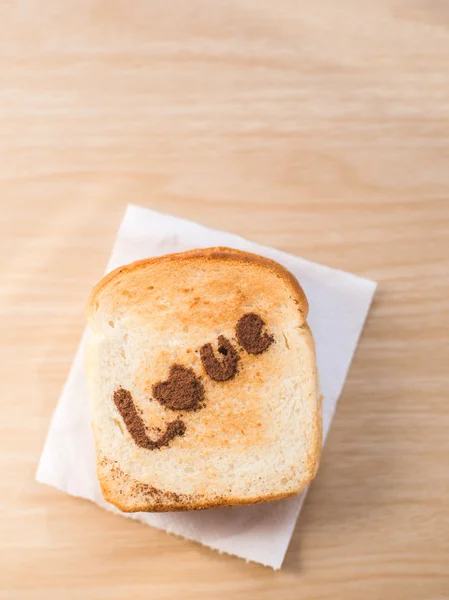 Mensagem de amor no pão fatiado em fundo de madeira . — Fotografia de Stock