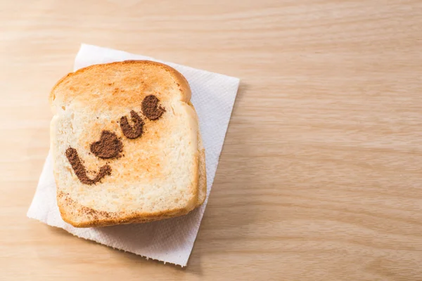 Liefde bericht op brood gesneden op houten achtergrond. — Stockfoto
