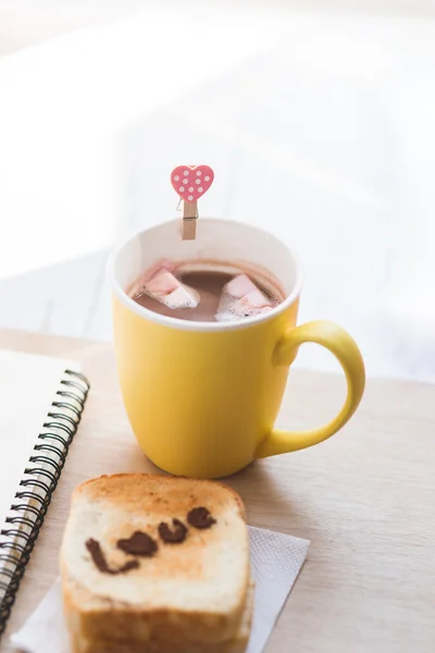 Älskar budskapet på bröd skivad och chokladkopp och marshmellows — Stockfoto