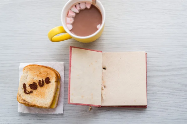 Chokladmjölk kopp med marshmellows och handgjorda mulberry noteb — Stockfoto