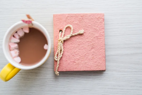 Chokladmjölk kopp med marshmellows och handgjorda mulberry noteb — Stockfoto