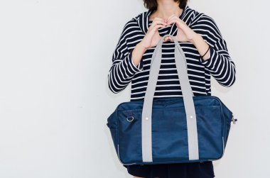 Genç çanta ile beyaz duvar ile.