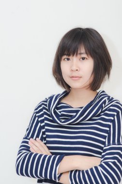 Asyalı genç kadın portre gri arka plan üzerinde