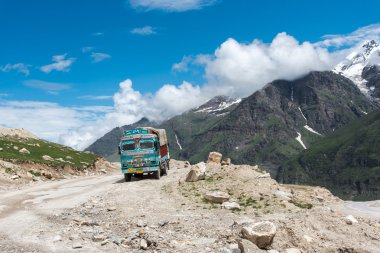 Ladakh, Hindistan - Temmuz 20,2015: yüksek irtifa Manali kamyonda-