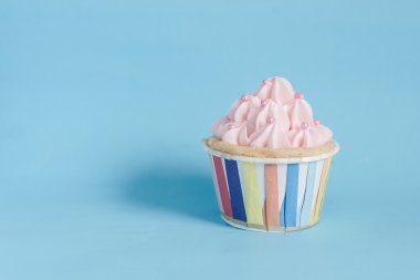 İnci doğum günü kek mavi pastel ba üzerine tereyağı krema krema ile