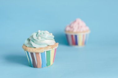 İnci doğum günü kek mavi pastel ba üzerine tereyağı krema krema ile