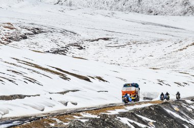 Ladakh, Hindistan - Temmuz 20,2015: kaya petrol kamyon ve bisikletçileri grubu