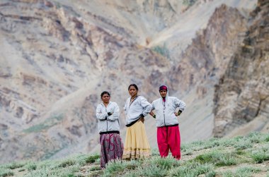 Ladakh, Hindistan - Temmuz 20,2015: Hint yolcuları bekleyen işçi cl