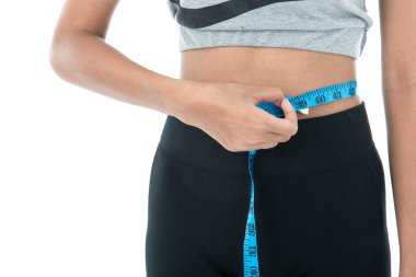 Genç ve zayıf kadın vücudu santimetre olarak ölçülecek.