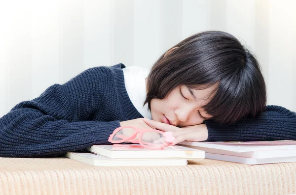 Zeer moe/uitgeput, mooie, vrouwelijke student met boeken die werken — Stockfoto