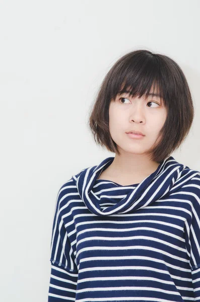 Asiatisk ung kvinde portræt på grå baggrund - Stock-foto
