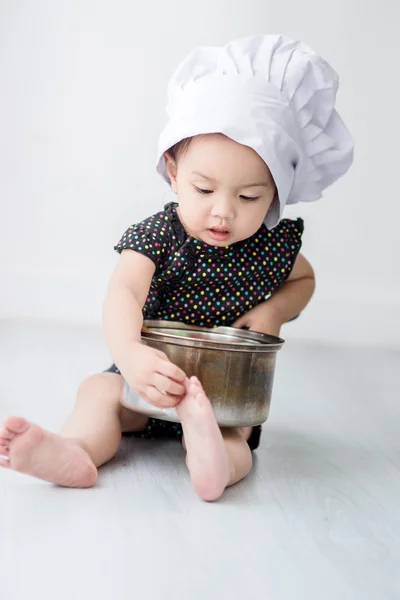 Азиатский ребенок играет шеф-повара дома . — стоковое фото