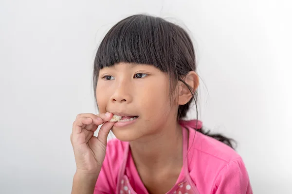 Asiática chica comer pan en casa . — Foto de Stock