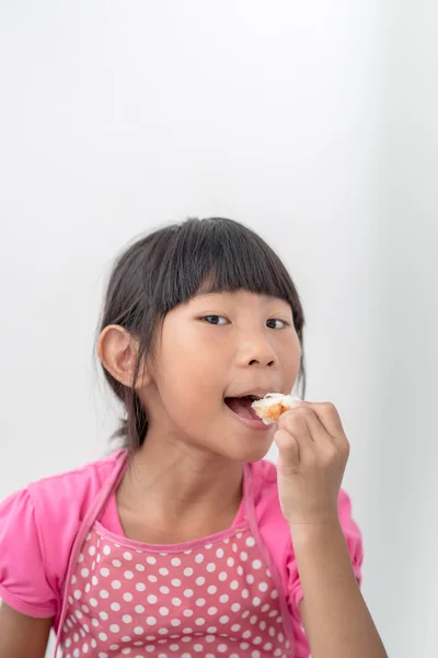 Aziatisch meisje brood eten thuis. — Stockfoto