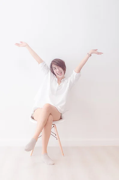 Attrayant asiatique fille assis sur blanc moderne chaise et se détendre à — Photo