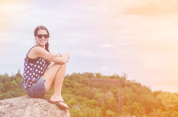 Jeune femme relaxante au sommet de la colline — Photo