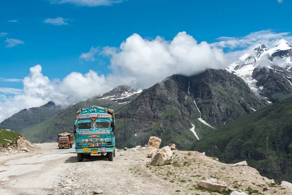 Ladakh, India - 20 de julio de 2015: Camión a gran altitud Manali - —  Fotos de Stock