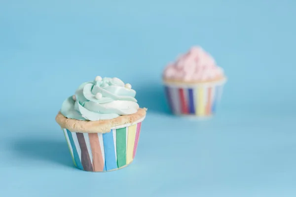 Pärla födelsedag cupcake med smör grädde florsocker på blå pastell ba — Stockfoto