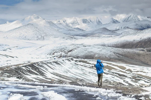 Back of traveller on snow scape, India — Stock Photo, Image