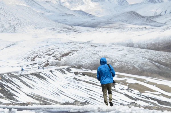 Atrás del viajero en el paisaje de nieve, India — Foto de Stock