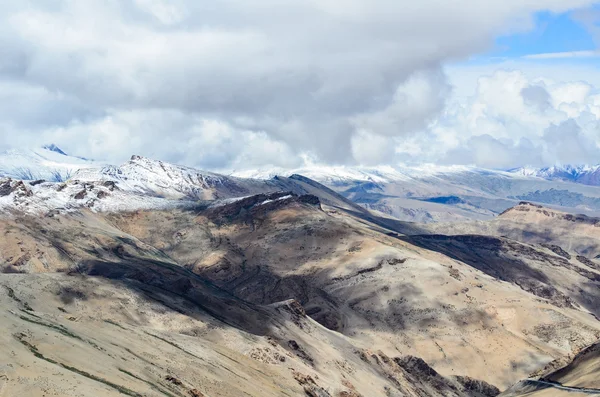 Hermosas montañas en Leh - Manali carretera cerca de la aldea de Pang —  Fotos de Stock