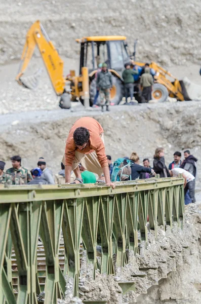 Ladakh, Inde - 20 juillet 2015 : Les voyageurs escaladent un pont cassé d — Photo