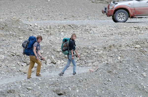 Ladakh, Índia - Julho 20,2015: Viajantes que esperam trabalhador limpar o — Fotografia de Stock