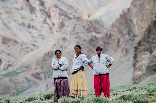 Ladakh, Índia - Julho 20,2015: Indiano Viajantes esperando trabalhador cl — Fotografia de Stock