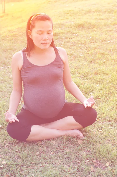 Mujer sana embarazada meditando en la naturaleza, practica yoga — Foto de Stock