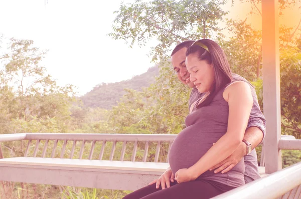 Asiático mulher grávida e seu marido no parque ao ar livre . — Fotografia de Stock