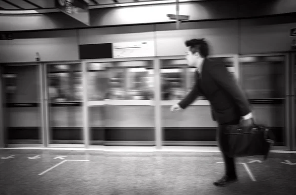 Black and white blurry background Asian businessman in a subway — Stock Photo, Image