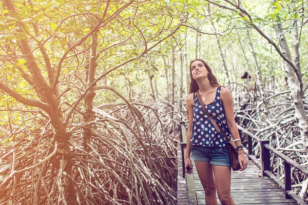 Giovane donna che viaggia nella foresta di mangrovie . — Foto Stock