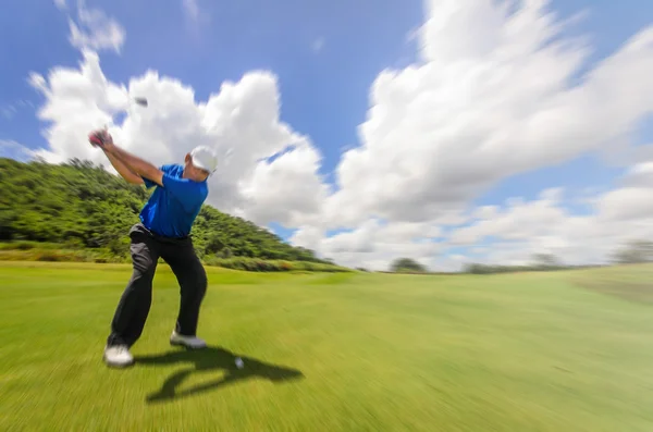 Golfer schwingt seine Ausrüstung und schlägt den Golfball vom Abschlag auf das Fairway, — Stockfoto