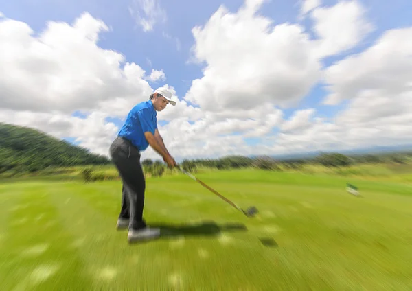 Golfista oscillare la sua attrezzatura e colpire la palla da golf da tee al f — Foto Stock