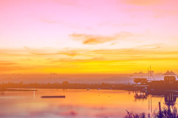 Puesta de sol con lago y reflejo . —  Fotos de Stock