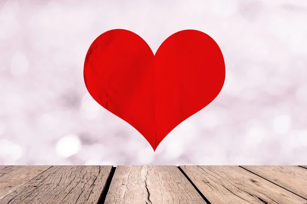 Papel de corazón rojo con pared bokeh brillante y suelo de madera, Templ — Foto de Stock