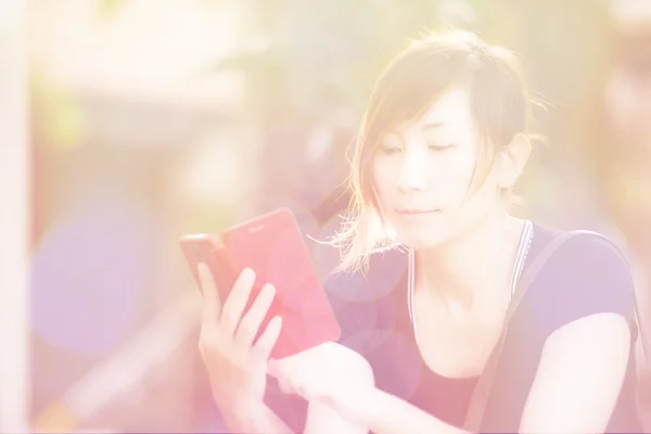 Asyalı kadınla akıllı cep telefonu Park — Stok fotoğraf