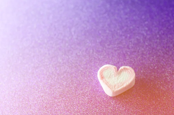 Heart shape mashmellow with purple background. — Stock Photo, Image