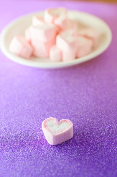 Heart shape mashmellow with purple background. — Stock Photo, Image