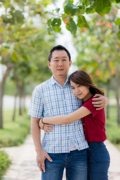 Hombre y su hija adolescente — Foto de Stock