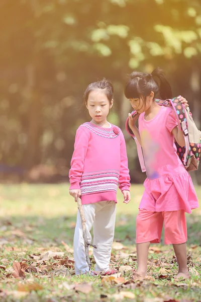 Due asiatico ragazza giocare a parco all'aperto . — Foto Stock