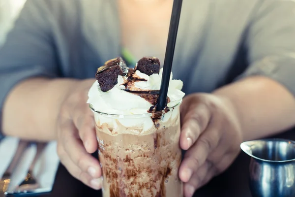 Hands holding banoffee — Stock Photo, Image