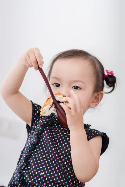 Asian girl eating — Stock Photo, Image