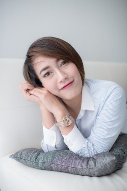 iş kadını gülümseyen