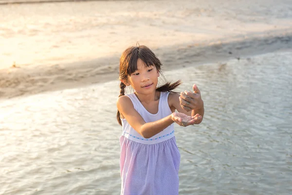 Asian girl playing on the beach — Stock Photo, Image