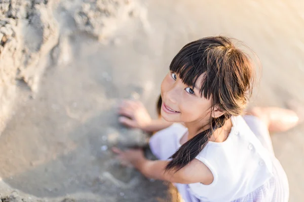 Asiatico ragazza giocare su il spiaggia — Foto Stock