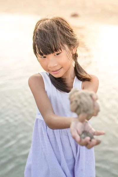 Asiatico ragazza giocare su il spiaggia — Foto Stock